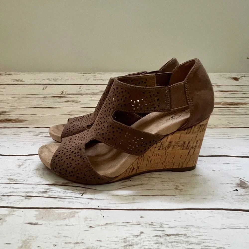 LifeStride Heidi Wedge Sandals Brown Perforated Laser Cut Cork Heel 7M